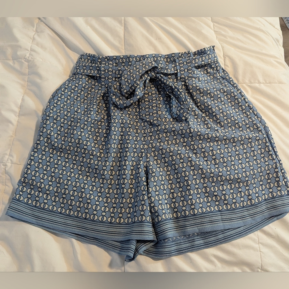 Max Studio belted shorts w pockets.
